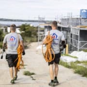 To tagdækkere fra AB Tagdækning