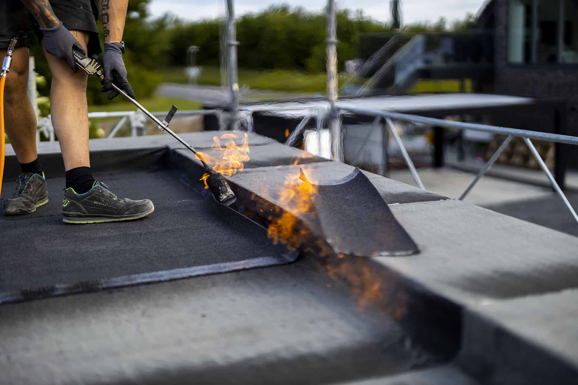 montering af tagpap på tag