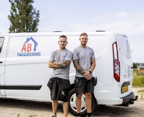 Mads og Patrick ved AB Tagdækning firmabil